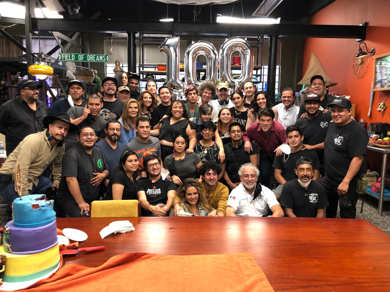 Todo el equipo de producción se reunió para esta singular ocasión que al inicio de la serie no sabían que sería posible.