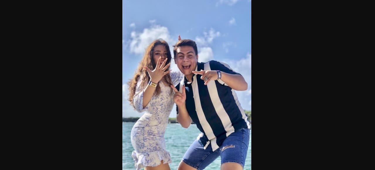 Además de compartir coreografías, Ylenia dejó ver en Facebook, hace unos meses, que se comprometió con su novio Jared Álvarez, con quien tiene una relación de varios años.