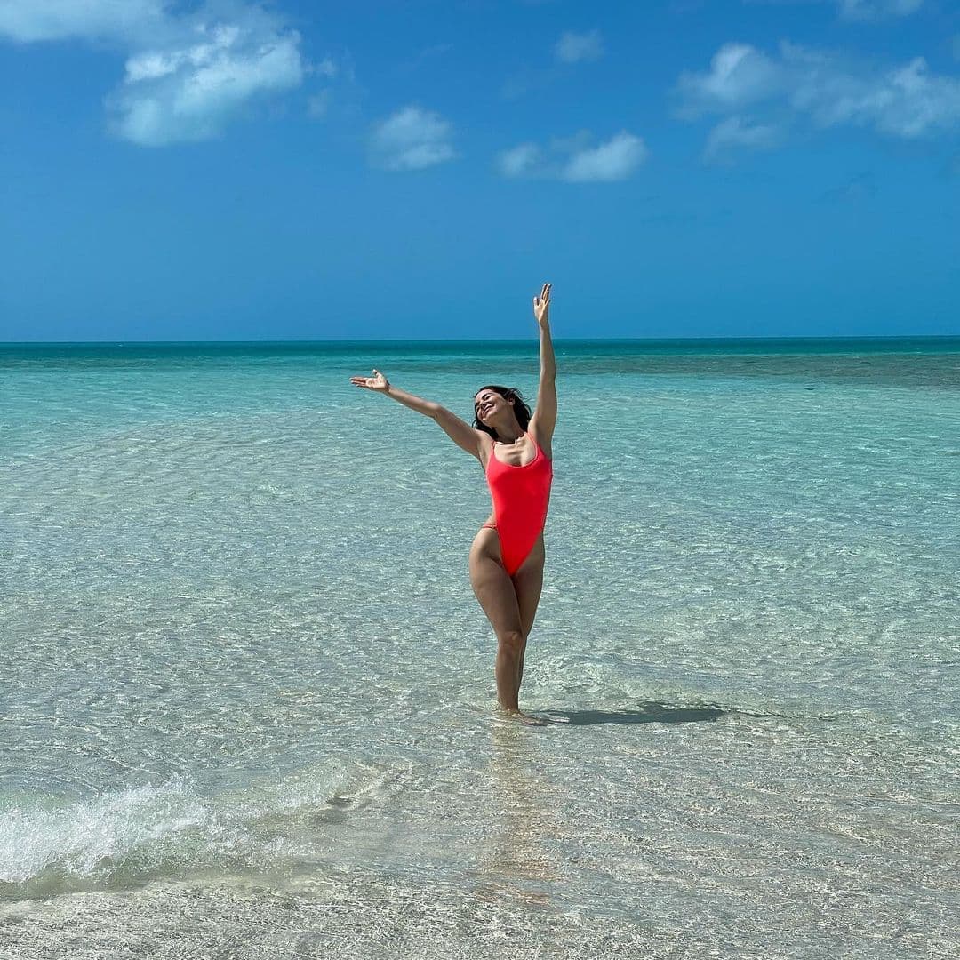 Fue a través de su cuenta oficial de Instagram que la estrella de ‘Rubí’ publicó una serie de fotografías presumiendo cuerpazo en un espectacular traje de baño color rojo, que desató un sinfín de reacciones en la red.