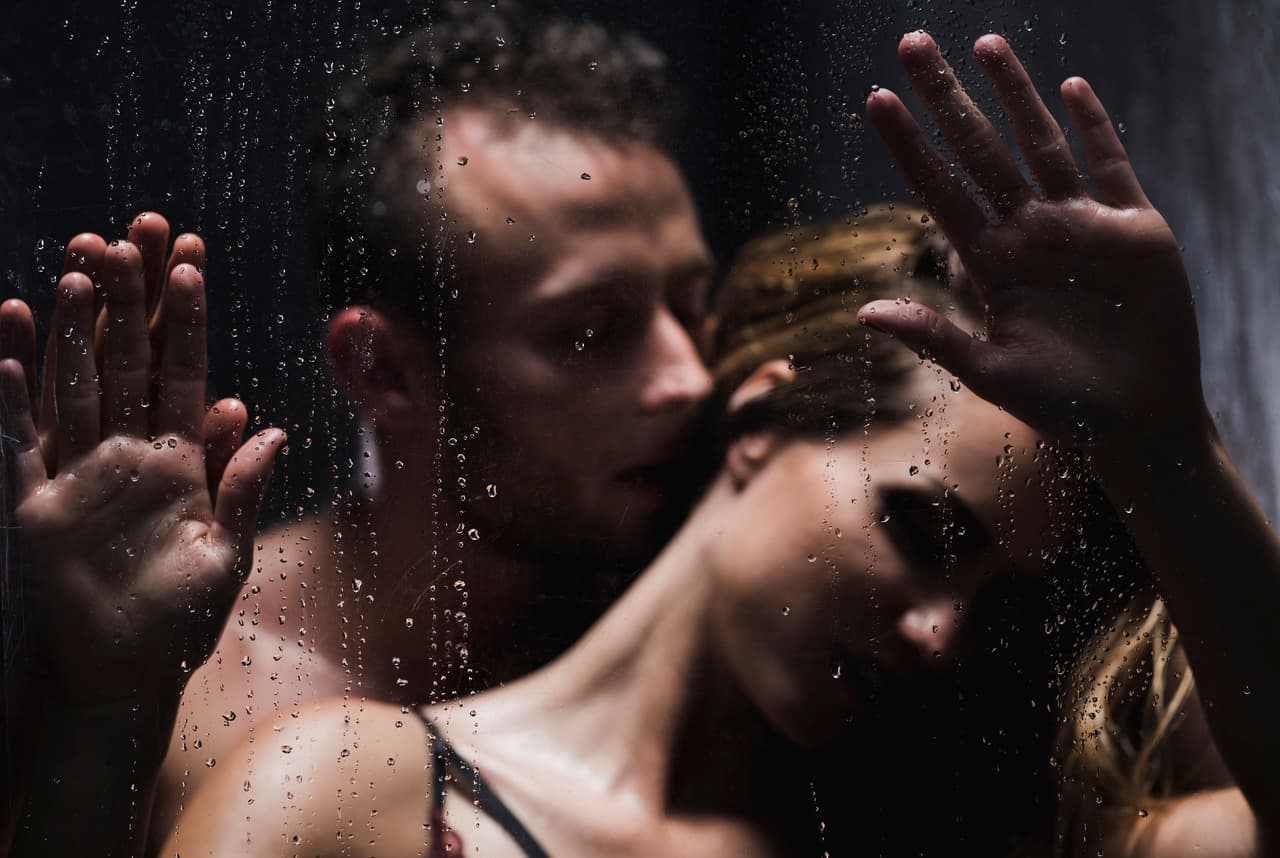 Ducha. Para los hombres no hay nada más sexy que tener sexo mientras el agua cae por sus cuerpos.