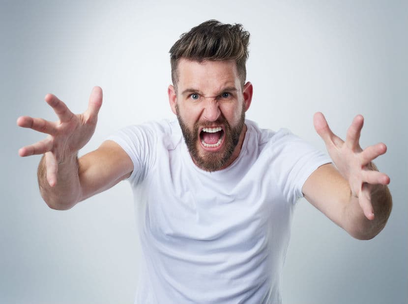 Si tienes mucha ira podrías afectar tu hígado y vesícula biliar; toma tu dedo medio con la otra mano