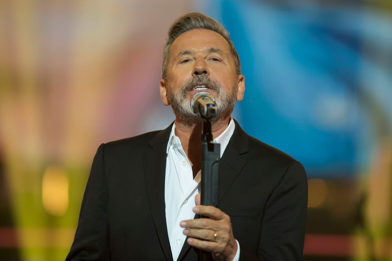 Ricardo Montaner, quien fue el invitado de la noche, nos deleitó con su voz al interpretar "Un Hombre Normal".