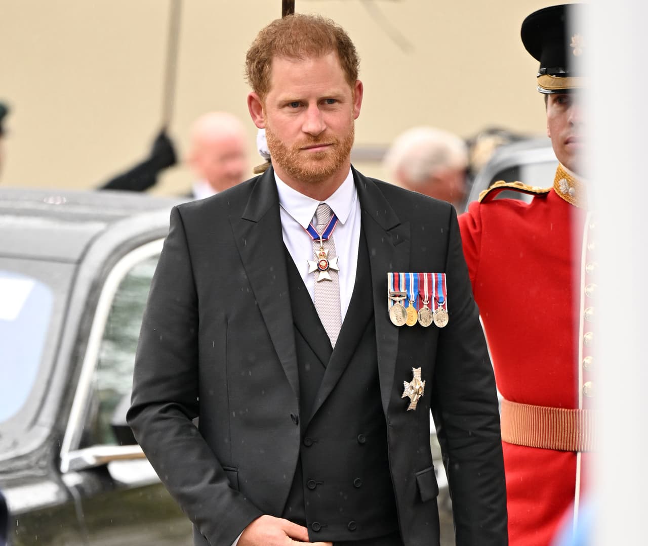 Harry llegó solo a la coronación de su padre, el rey Carlos III.