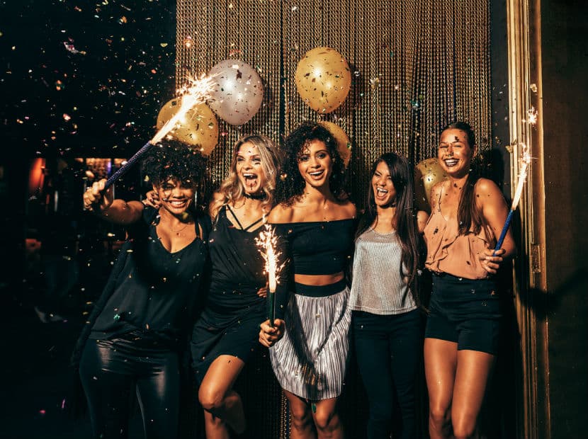 Libra. Siempre estás de fiesta, eres amante de las relaciones sociales por lo que vives rodeada de gente. Pero los verdaderos amigos tienen un espacio en tu corazón y saben que cuentan contigo.