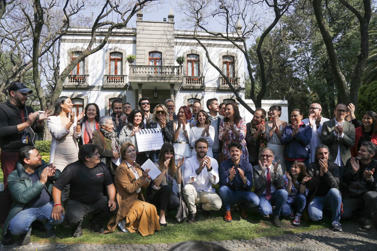 Todo el elenco y el equipo de producción se tomó la primera foto oficial de "Imperio de Mentiras".