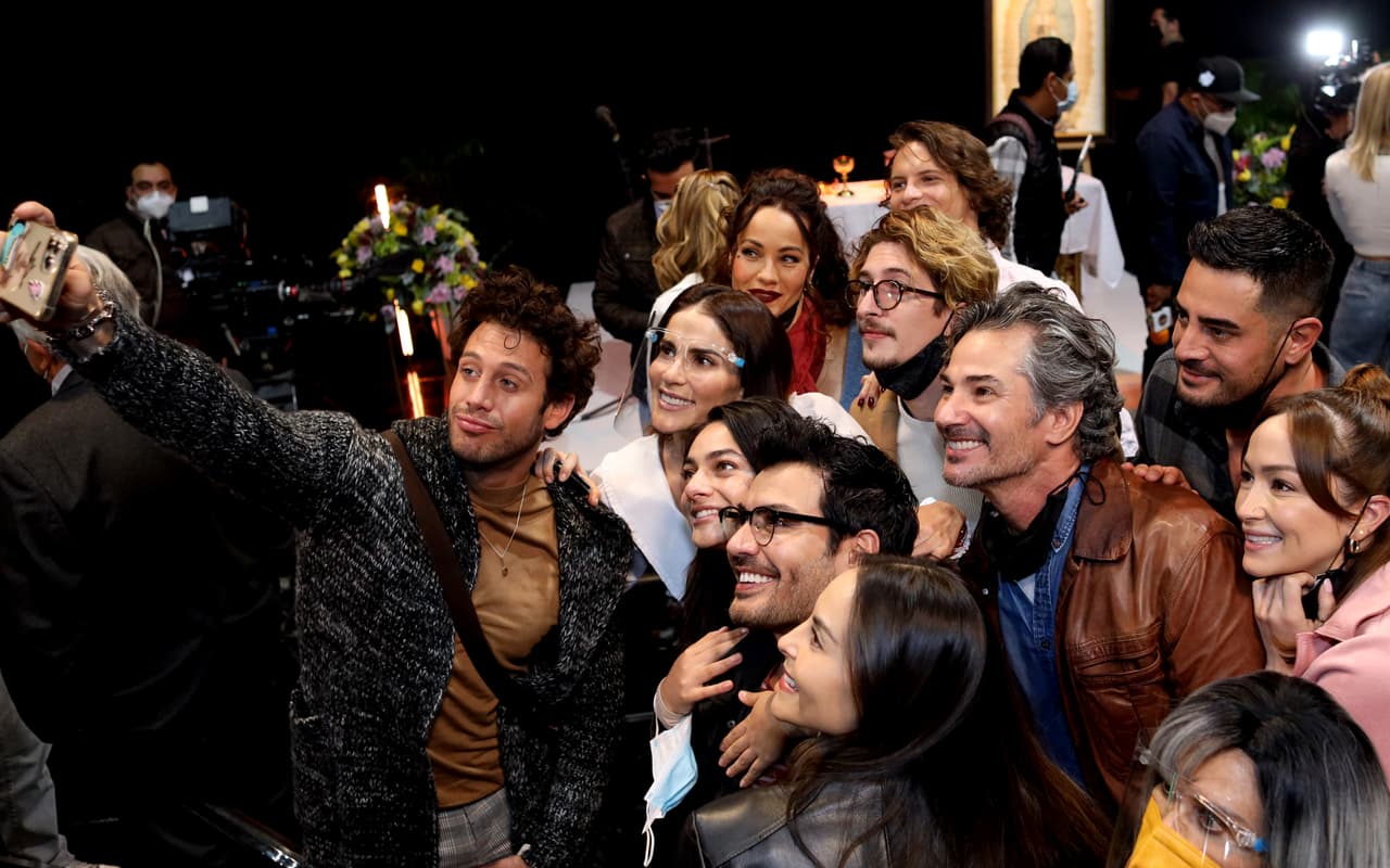 Después, Lambda García aprovechó el momento para tomar una selfie con todo el elenco.