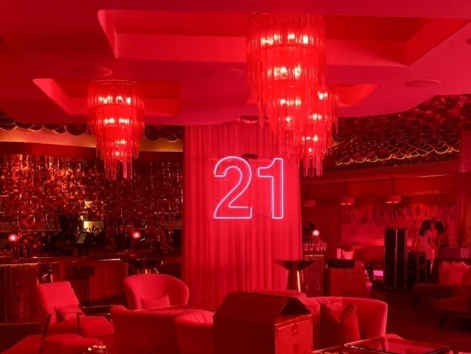 El lugar también se pintó de rosa.