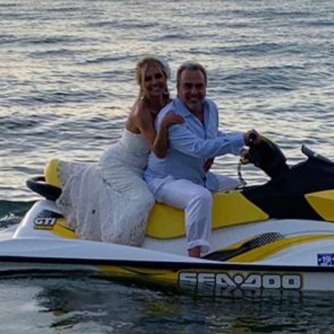 Daniela agradeció a su esposo por permanecer a su lado las últimas dos décadas, subiendo una fotografía en la que aparecen en una moto acuática.