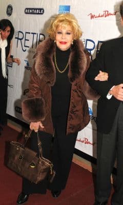 Con un extraordinario outfit de noche, Silvia Pinal acudió a las 200 representaciones de la obra "La Retirada", en 2011, de la cual fue 'madrina' junto a Víctor Trujillo. El saco café con detalles de peluche en el cuello y los puños, es sin duda, una prenda que sólo la Pinal podría lucir con tanta clase.