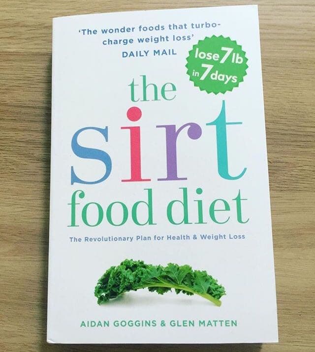Al respecto, diversos medios como 'Elle' y 'Women's Health' han reportado que Adele logró bajar de peso, paulatinamente, con la ayuda de un entrenador personal, rutinas de yoga y la dieta 'Sirtfood'.