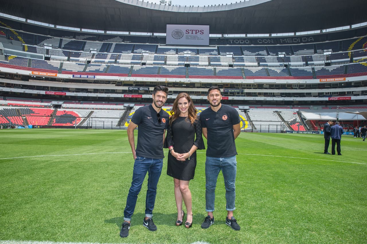 Danielle Dithurbide fue una de las conductoras de la firma de convenio. Aquí está junto a los futbolistas Oribe Peralta y Bruno Valdez.