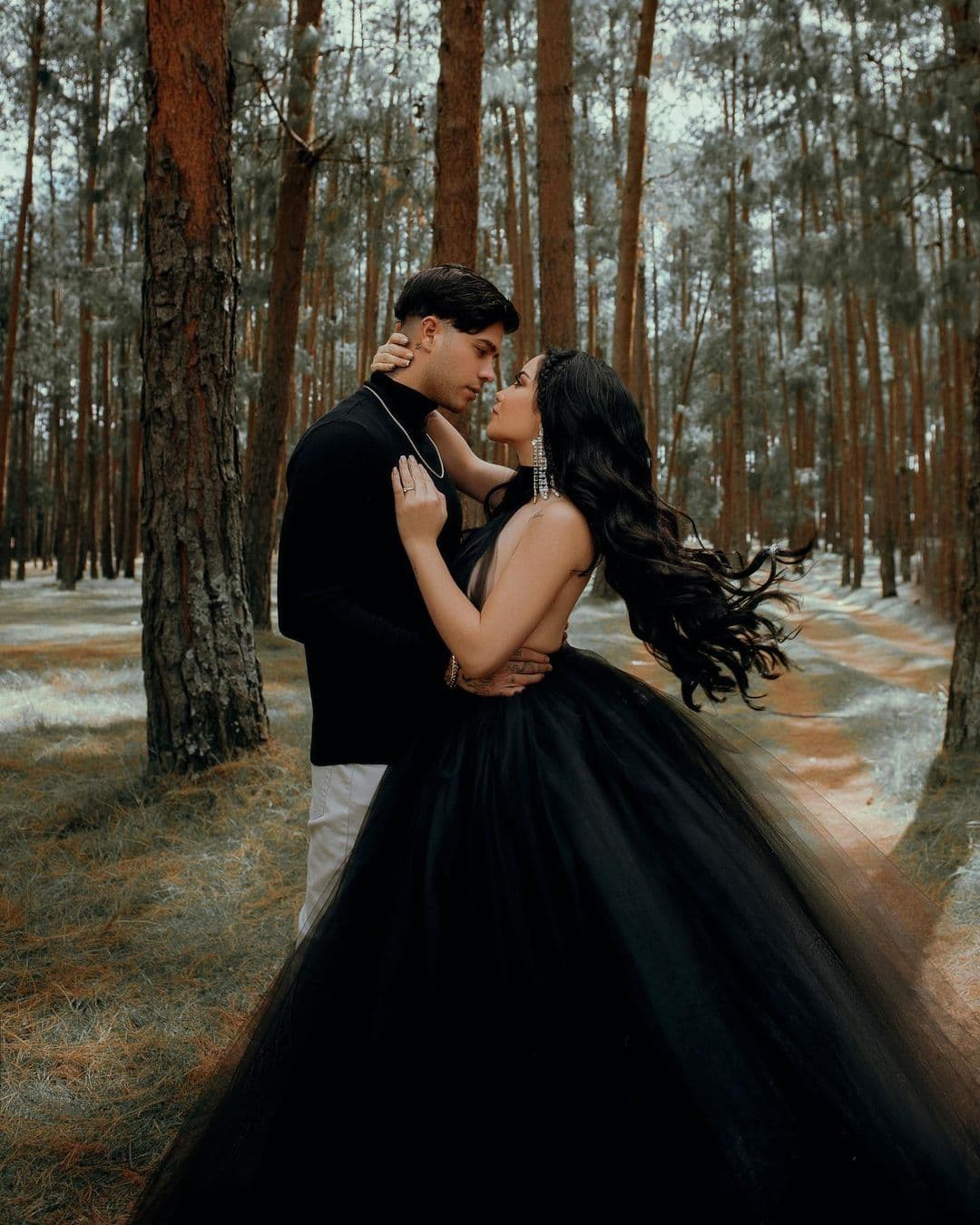 Kimberly Loaiza y Juan de Dios Pantoja presumen su amor en el bosque