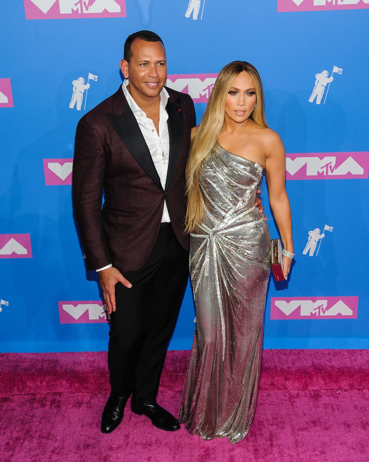 Jennifer Lopez fue la reina de la noche al portar un elegante vestido plateado y por lucir muy enamorada de Alex Rodríguez