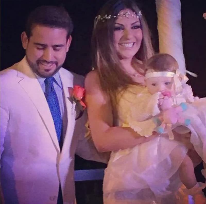 En julio de 2014, Mariana Ochoa le dio la bienvenida a Valentina, su primera hija, y en diciembre del mismo año se casó en en Cancún con Patricio de la Peña, ex secretario de Desarrollo y Previsión Social de Quintana Roo.