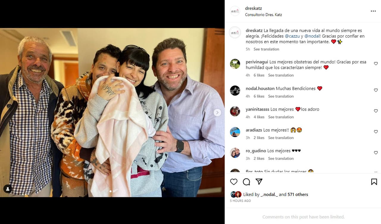 Nodal, Cazzu y su hija junto a los médicos de Dr. Katz