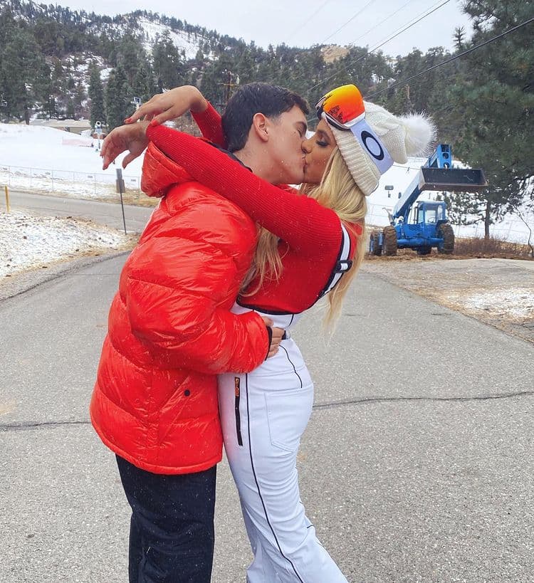 Fue así que el pasado 12 de diciembre, Lele Pons y Guaynaa gritaron a los cuatro vientos su noviazgo. La joven publicó en su cuenta de Instagram una foto en la que protagoniza un romántico beso en la boca y escribió la palabra “Mine” (mío, en inglés).