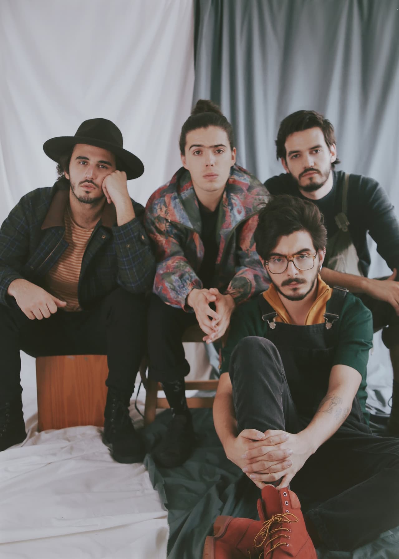 Esta semana, Morat y Sebastián Yatra se convirtieron en tendencia tras el lanzamiento de su tema “Bajo la mesa”, canción romántica que fusiona inigualables sonidos.