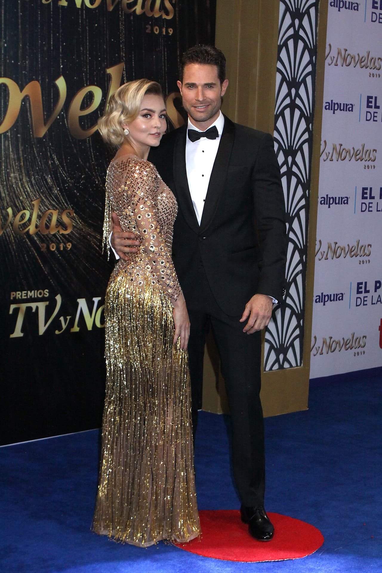 Angelique Boyer y Sebastián Rulli. La historia de amor entre los actores inició en 2013, cuando compartieron créditos en la telenovela ‘Lo que la vida me robó’ y luego, en la obra de teatro ‘Los derechos de la mujer’. Aunque no llevan una década juntos, la pareja es una de las consentidas en el mundo del espectáculo.