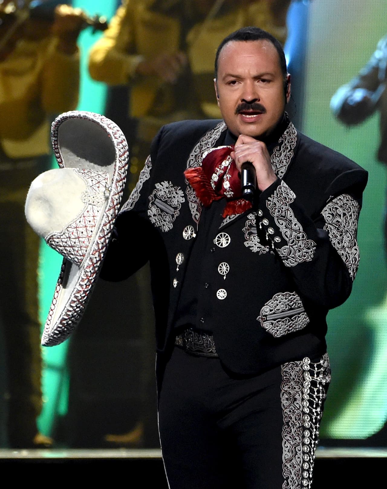 Pepe Aguilar reacciona al triunfo de Biden: 'el punto de vista de un cantante de ranchero'