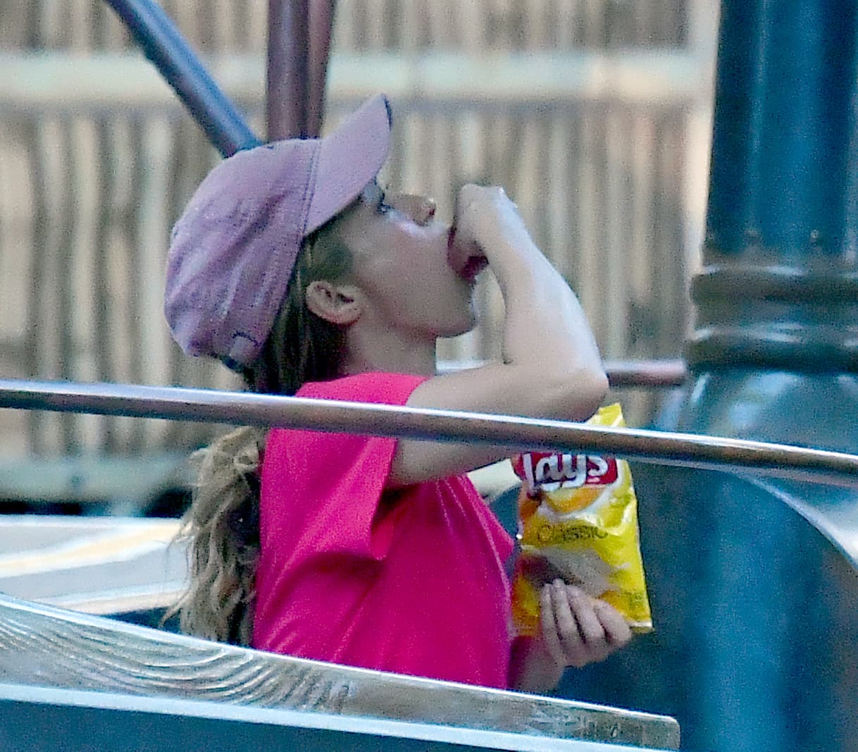 También se le vio rompiendo la dieta con singular alegría; un pequeño antojo, tras el desgaste de su gira.