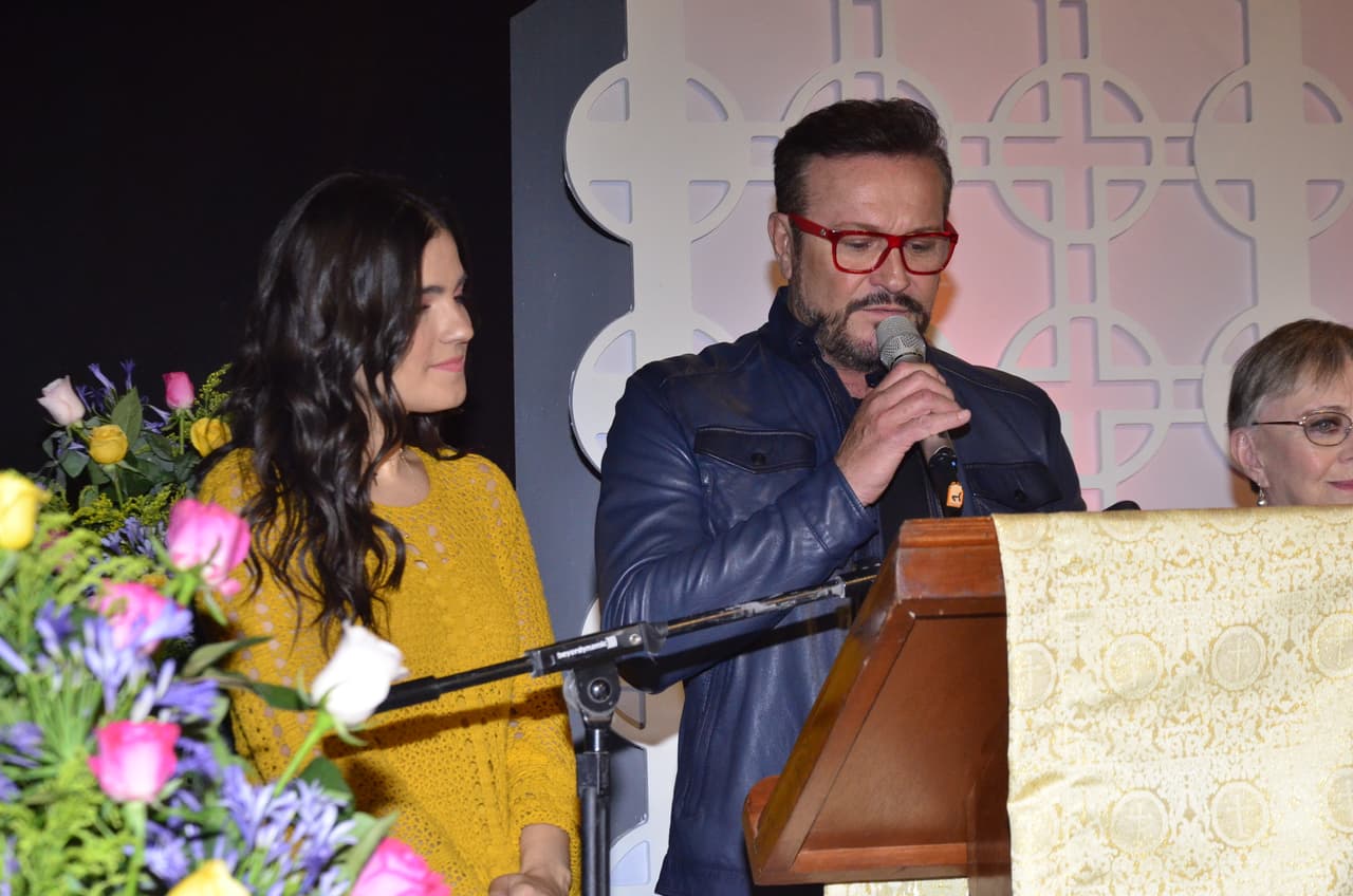 Sofía Garza, Arturo Peniche y Susana Alexander leyeron la oración del actor.