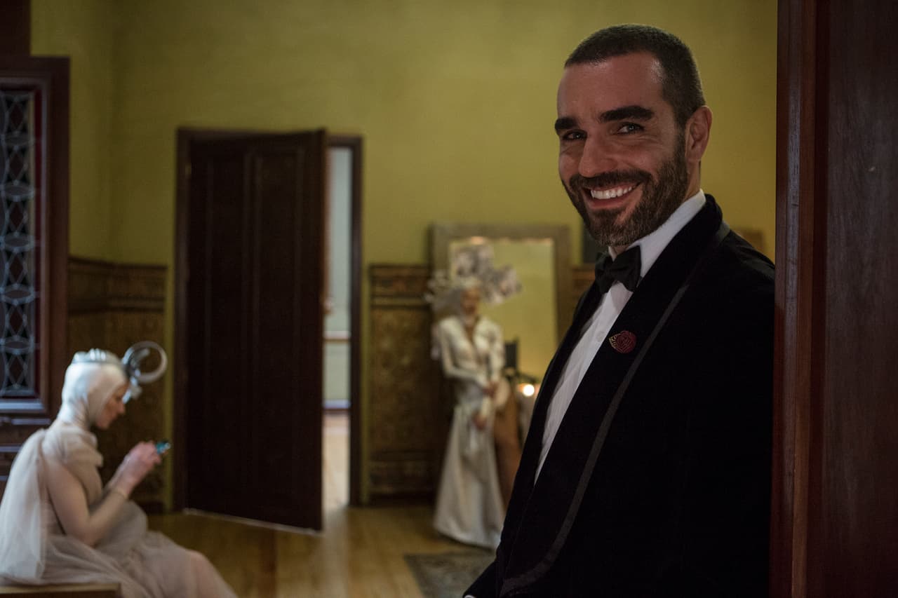 Previo a grabar el desfile de moda, Marcus posó para nuestra cámara.