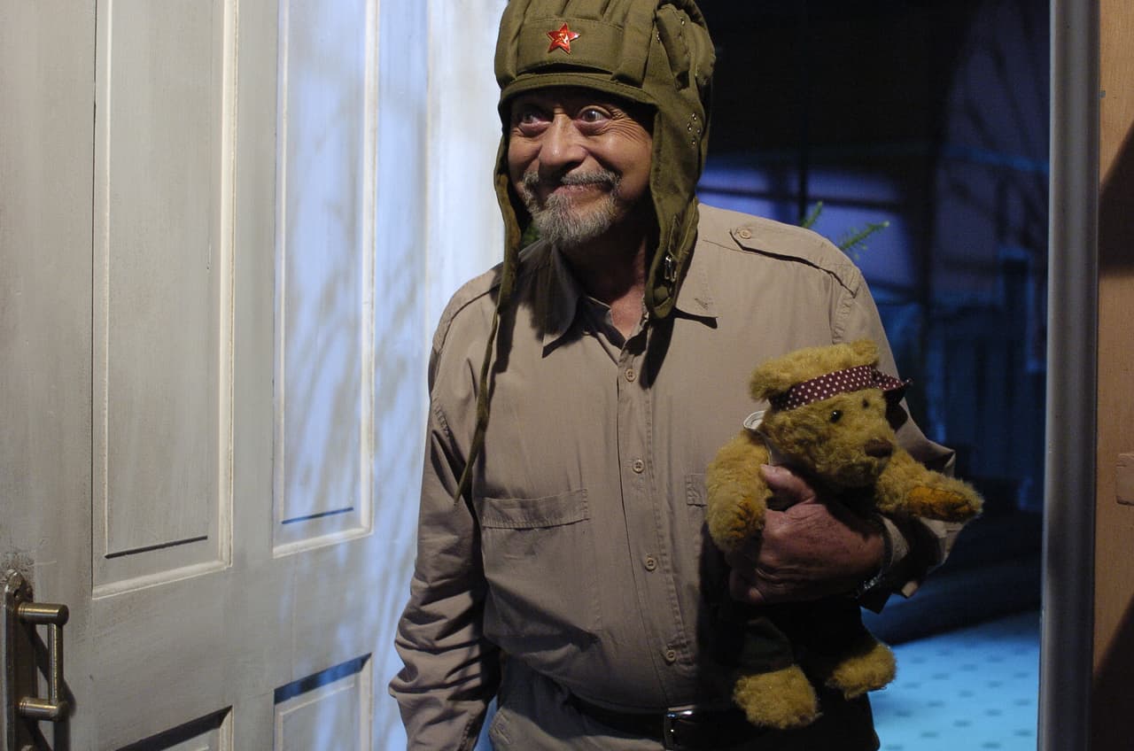 Don Roque Balboa jamás estaba solo, siempre lo acompañaba su gran amigo 'Rambo', un osito de peluche que era cómplice de todas sus locuras.