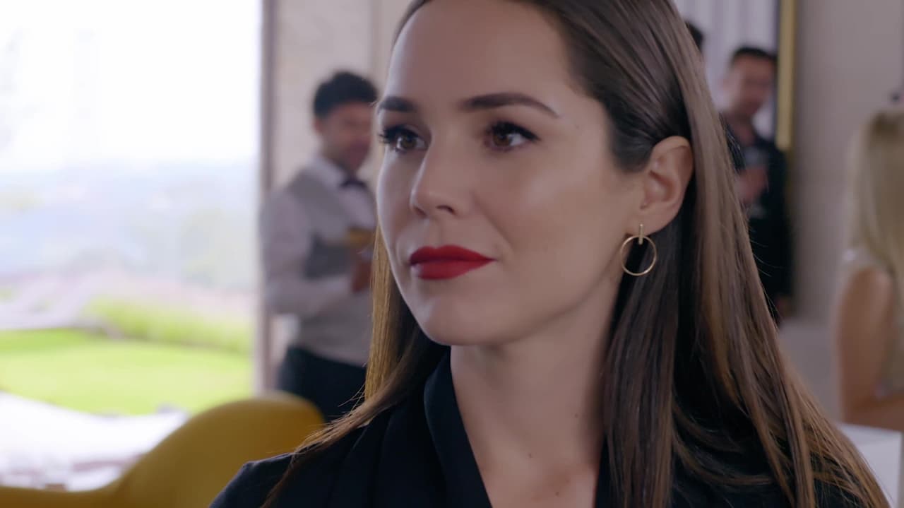 “El maquillaje lo dividimos en diferentes etapas, identificamos los momentos importantes de la historia cuando se justificara usar ese labial rojo espectacular”, dijo sobre la etapa de juventud de Rubí en contraste con su versión más madura, en la que aparece con una cicatriz.
