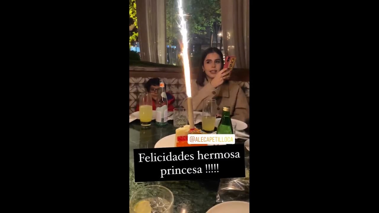 Horas después, la familia Capetillo Gaytán se reunió en un restaurante de la Ciudad de México para celebrar a Alejandra, a quien le cantaron las tradicionales ‘Mañanitas’.
