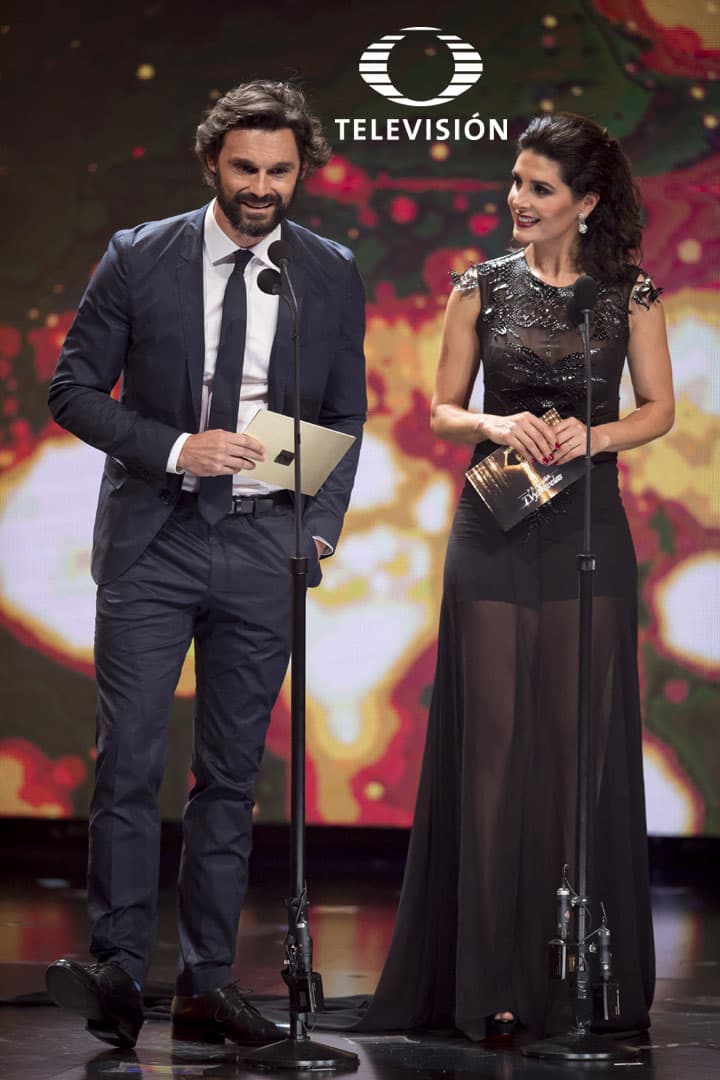 Iván Sánchez y Mayrín Villanueva decidieron llevar tonos obscuros para darle más seriedad al evento.