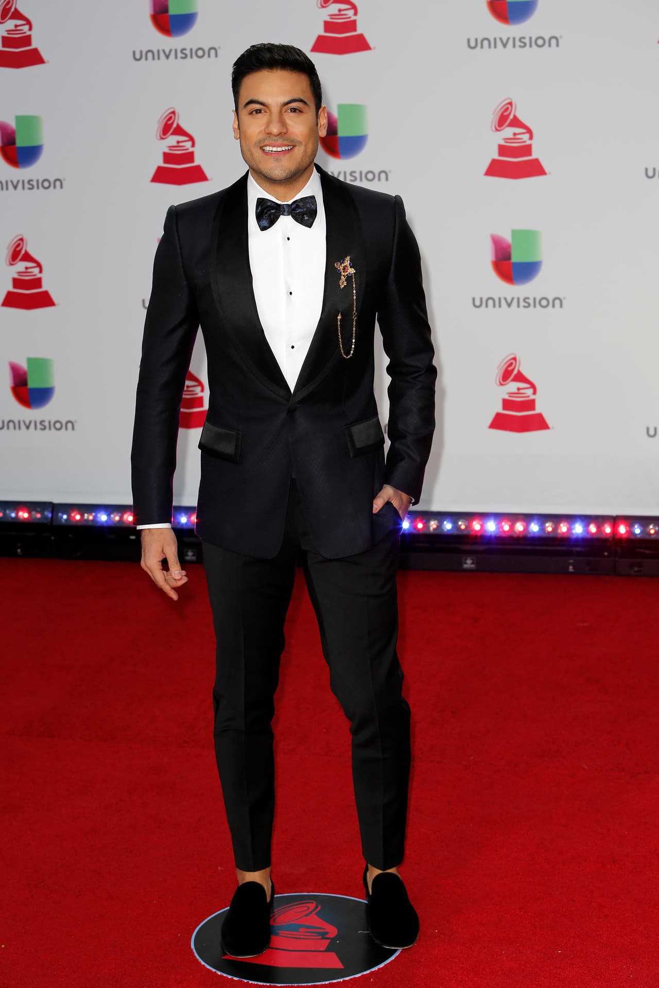 Además de ser el anfitrión de los Latin Grammy, Carlos Rivera se llevó el título de 'El más guapo de la noche' por su elegante atuendo.