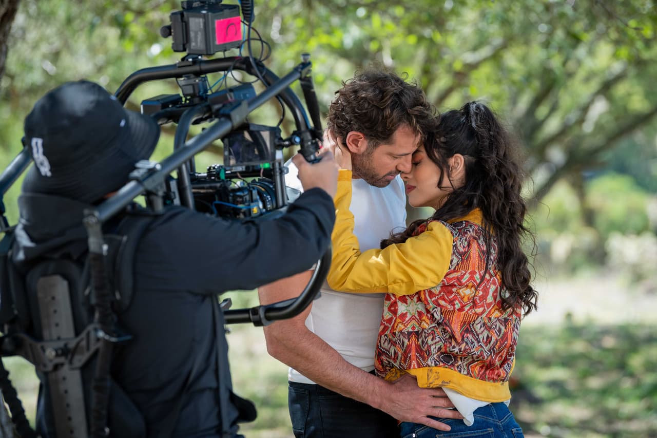 En los primeros capítulos de "Te Acuerdas de Mí", 'Pedro' y 'Vera' se conocieron y, desde ese momento, surgió el amor entre ellos.