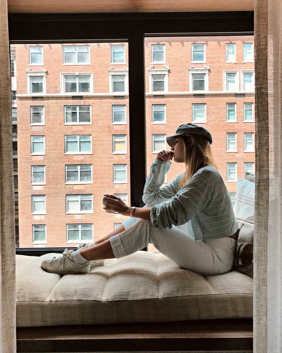 La influencer también tiene una de las mejores vistas de la ciudad, la cual disfruta desde un sillón ubicado al lado de un gran ventanal.