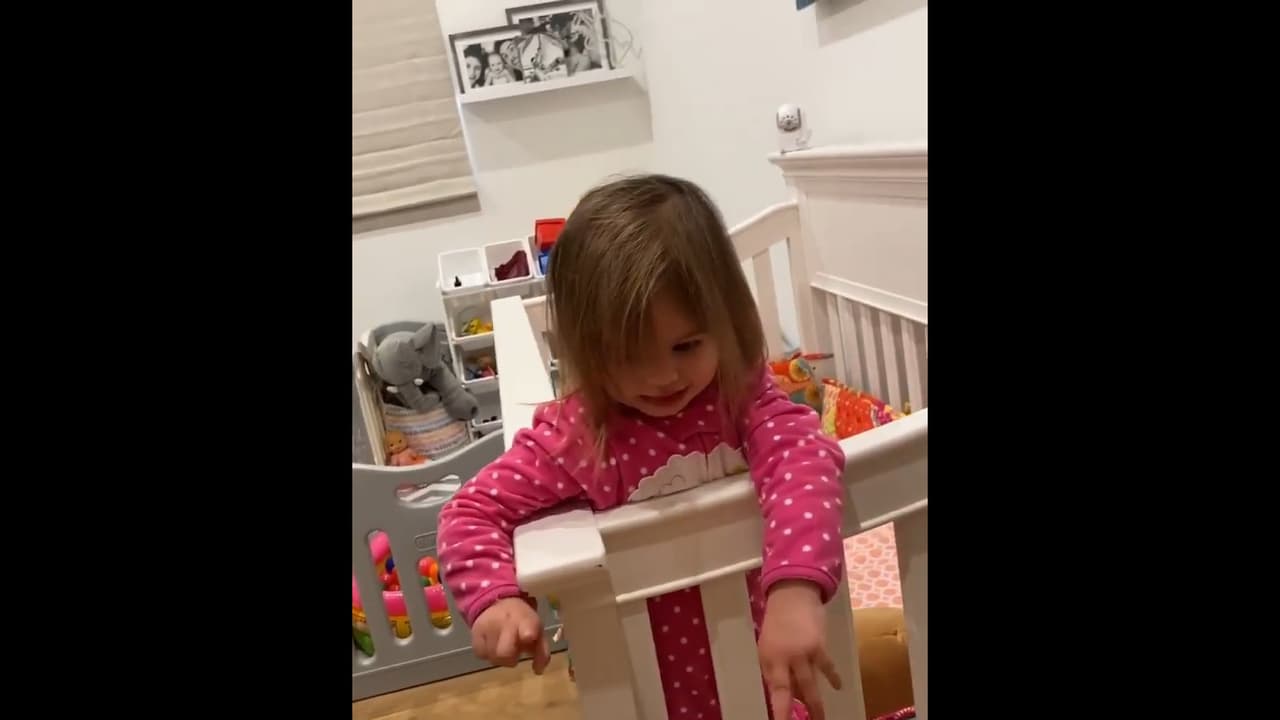 Aislinn Derbez también ha mostrado el cuarto de su hija Kailani, el cual está pintado por completo de blanco, tiene una amplia cuna y un corral para jugar.