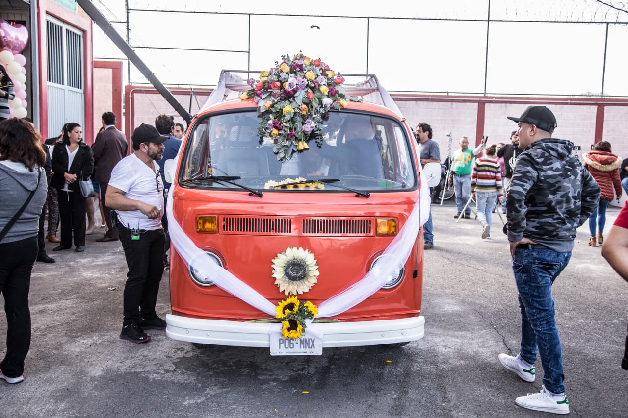 El equipo de producción detrás de cámaras preparando los últimos detalles de la limusina que trasladaría a los novios al mercado.