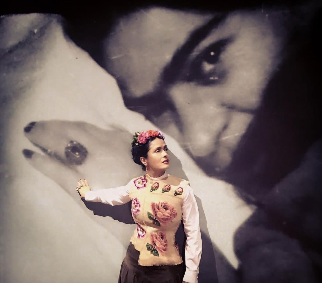 La actriz Salma Hayek apareció vestida en un evento como la artista mexicana Frida Kahlo, a quien llevó a la pantalla grande en 2002.
