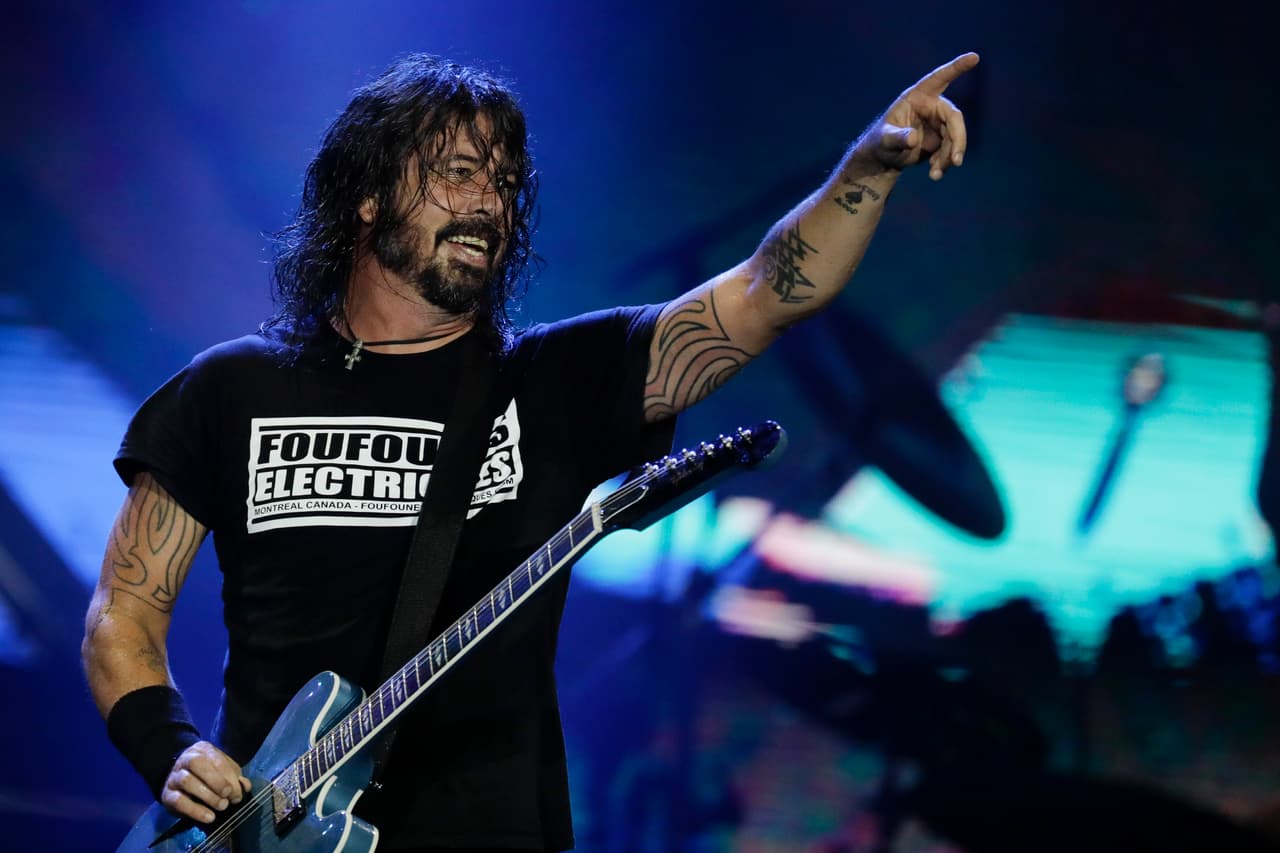 Dave Grohl se fondeó una cerveza con un fan, a mitad del concierto de Foo Fighters