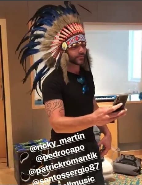 Ricky Martin posa con penacho indio americano en Instagram