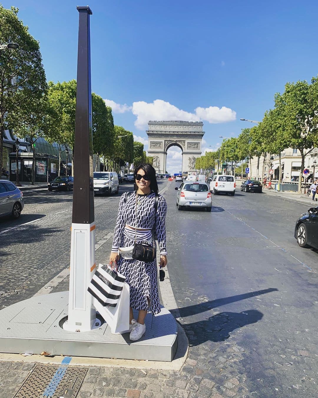 Para festejar su cumpleaños número 25, Gomita viajó el pasado 10 de septiembre a Francia, comenzando su travesía con un outfit de Luxe queen.