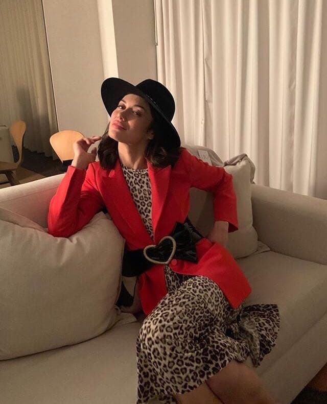 Un día después, el lunes 16 de marzo, Kurylenko subió una nueva publicación en la que agradecía el cariño por parte de sus seguidores ante la noticia. Además, detalló que está pasando la enfermedad en casa porque los hospitales se encuentran lidiando con pacientes que sí están luchando por sus vidas. También reveló que desconoce dónde pudo haber contraído el virus.