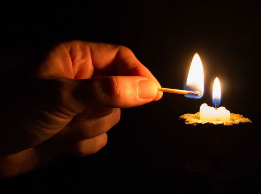 Parte la vela en dos y con el alfiler graba tu nombre y el de tu amado sobre ella. Enciende las velas y déjalas consumirse