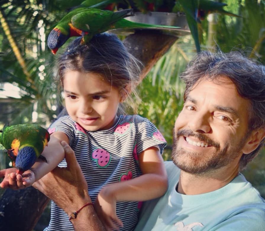 Para su cumpleaños #4, Eugenio le dedicó un emotivo mensaje a su hija menor. “No estaba en mis planes volver a ser papá. Nunca pensé en salirme de mi zona de confort y empezar otra vez de cero y ahora agradezco infinitamente esta oportunidad que me pone enfrente la vida para tratar de corregir mis errores, para ser mejor papá, no solo para Aitana, sino también para sus hermanos”, dijo.
