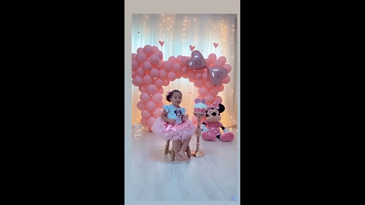 Toda la decoración de los sets se dio en tonalidades rosas y moradas, con detalles alusivos al famoso personaje e incluso con globos armaron la silueta de Minnie Mouse.