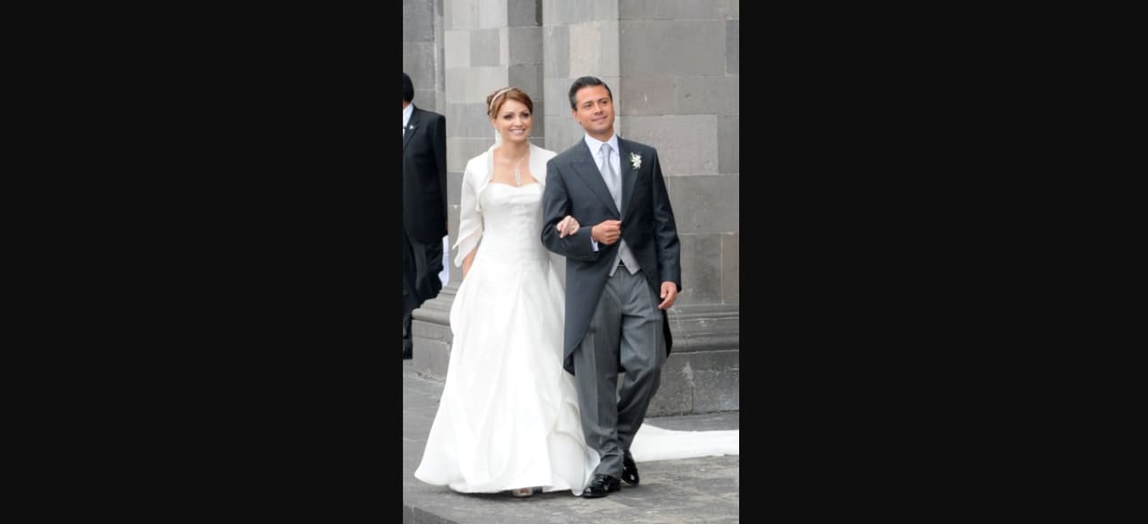 En 2010, Angélica Rivera se casó con Enrique Peña Nieto y para la boda modeló un vestido con escote de corazón de Macario Jiménez, quien acompañó el atuendo con una torera blanca y un collar de brillantes.