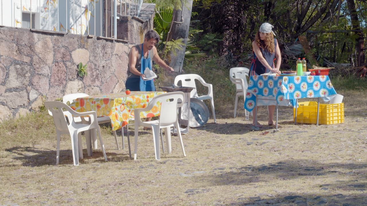 Como el lugar ya no funciona como hotel, a 'Diego' y a 'Martha' no les queda de otra que vender quesadillas afuera del recinto.