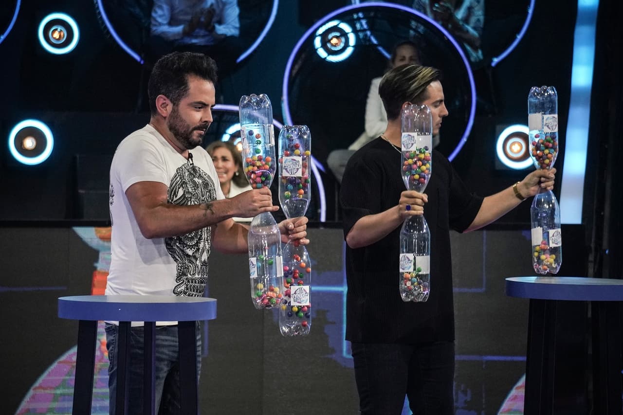 La primera prueba a la que se enfrentaron los hermanos Derbez fue ‘La Sonaja’, reto en el que tuvieron que agitar un par de botellas con chicles en esfera para que pasara por el pequeño orificio de otra en menos de un minuto, ganando los primeros 50 mil pesos para la causa.