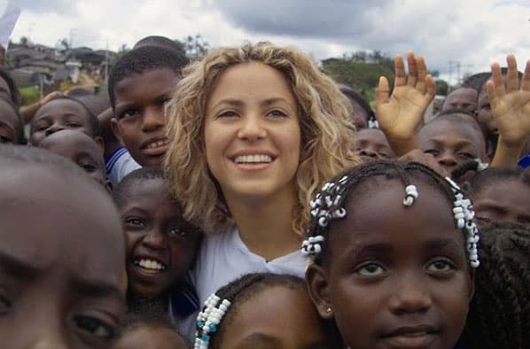 Creó la Fundación Pies Descalzos, cuya labor consiste en proveer educación y alimentación a más de seis mil niños en pobreza extrema en Colombia y expande su trabajo hacia otros países, incluyendo proyectos recientemente iniciados en Haití y Sudáfrica.