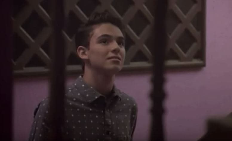 Luego de una tarde fuera de casa, 'Temo' le pide consejo a 'Aris' para hablar con su papá sobre sus gustos y él le dice que: 'sé que parece súper difícil, pero dile cómo te sientes, dile lo que te preocupa y el porqué te sientes así, es tu papá, él te quiere 'Temo' y te va a aceptar tal y como eres'.