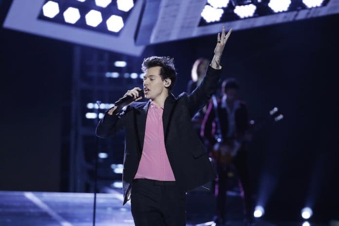 Harry Styles besa en la boca a famoso comediante