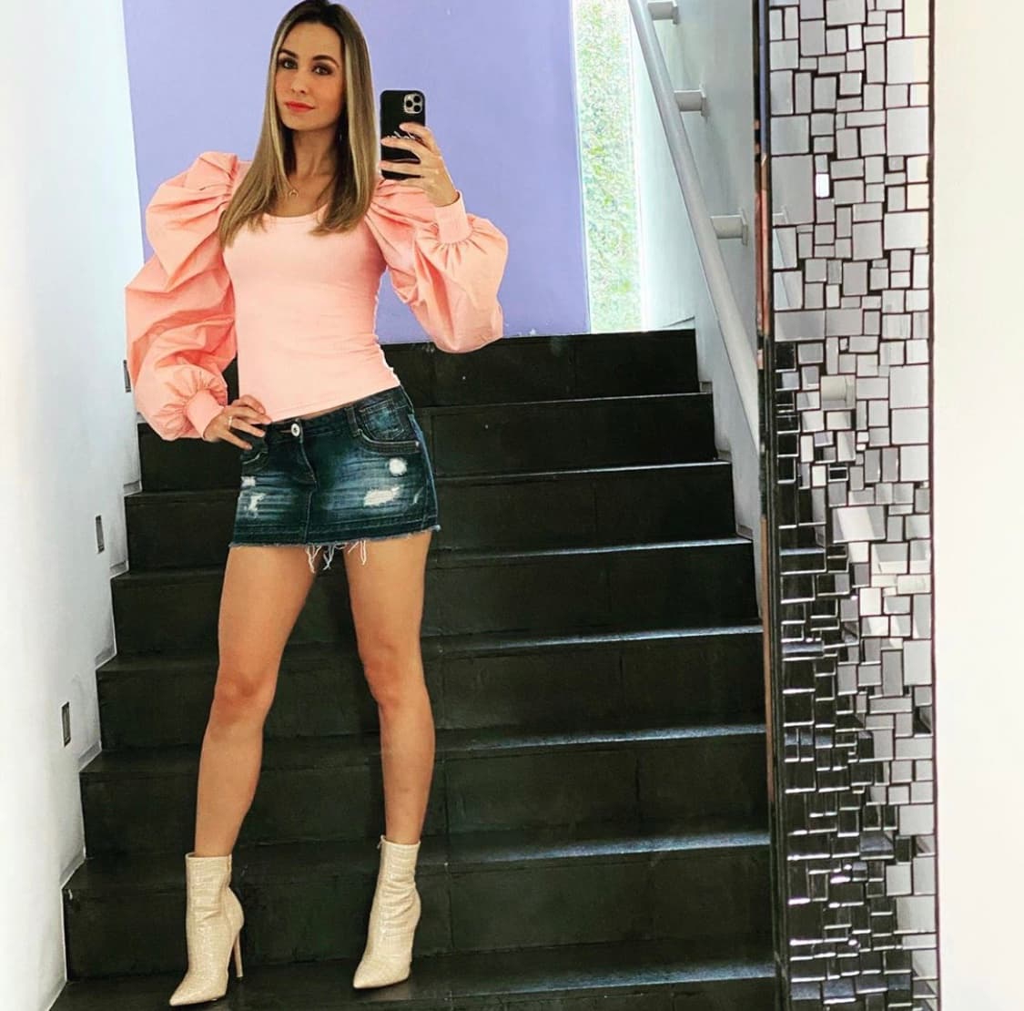 En el pasillo que divide los dos pisos de su casa, Ramírez colocó un gran espejo, en el cual suele mostrar los outfits con los que acude a trabajar. Este accesorio brinda un toque moderno y vanguardista a la decoración del lugar.